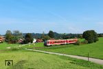 628 581 passiert als RB 27669 auf der Rückfahrt nach Waging einen Feldweg-Bahnübergang bei Unteraschau. (28.08.2024) <i>Foto: Marvin Christ</i>