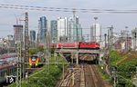 111 194 mit RE 4661 nach Mannheim Hbf vor der Frankfurter Skyline. (15.05.2018) <i>Foto: Marvin Christ</i>