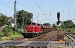 212 325 + 212 047 der EfW-Verkehrsgesellschaft Frechen mit einem Schotterzug in Mainz-Kastel. (19.07.2016) <i>Foto: Marvin Christ</i>