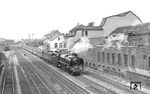 Die erst vier Wochen alte 01 178 vom Bw Paderborn erwischte Carl Bellingrodt vor dem D 31 (Köln – Wuppertal – Hagen/Westf – Soest – Hildesheim – Braunschweig – Magdeburg – Berlin Potsd Bf) im Bahnhof Unterbarmen. Auf die entgegegenkommende Lz hat er allerdings keinen Wert gelegt. (29.06.1936) <i>Foto: DLA Darmstadt (Bellingrodt)</i>