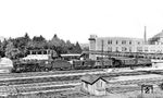 43 035 (Bw Mannheim Rbf) fährt mit einem Güterzug durch den Bahnhof Ludwigsburg.  (10.06.1931) <i>Foto: DLA Darmstadt (Bellingrodt)</i>