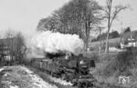 50 606 (Bw Bestwig) mit E 1497 nach Winterberg (Westf) in Nuttlar. Die Bahnschranken (rechts) gehören zur Oberen Ruhrtalbahn nach Brilon Wald. (02.1968) <i>Foto: Robin Fell</i>