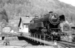 65 004 (Bw Darmstadt) wendet auf der Drehscheibe in Eberbach am Neckar. (22.04.1960) <i>Foto: Robin Fell</i>