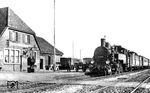 74 049 vom Bw Oldenburg (Oldbg) Hbf mit P 2711 nach Bremen Hbf im Bahnhof Carolinensiel. Der Zug verkehrte als "Besonderer Badezug", die jeweiligen Abfahrtszeiten richteten sich nach den Tidezeiten des Schiffsfahrplans. (1930) <i>Foto: DLA Darmstadt (Maey)</i>