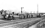 92 614 (Bw Wilhelmsburg) mit einer Rangierabteilung im Bahnhof Wilhelmsburg. Rechts steht die Wilhelmsburger 94 1276. Der Rangierbahnhof Wilhelmsburg wurde von der Preußischen Staatsbahn nach der Eröffnung des Hamburger Freihafens zwischen Oktober 1888 und 1890 gebaut. Er verband die Hamburger Hafenbahnhöfe mit den Bahnstrecken ins Ruhrgebiet sowie nach Mittel- und Süddeutschland. In zwei Zugbildungssystemen wurden Güterzüge aufgelöst und neu gebildet.  (1930) <i>Foto: Werner Hubert</i>