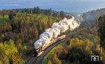 Zwischen Neuenmarkt-Wirsberg und Marktschorgast überwindet die Bahnstrecke von Bamberg nach Hof (Saale) auf dem Weg vom Maintal zur Münchberger Hochfläche auf 6,8 Kilometern rund 158 Höhenmeter mit einer Steigung von bis zu 25 ‰. Für die 80 Jahre alte 52 7596 stellte der Anstieg dennoch kein Problem dar. (02.11.2024) <i>Foto: Joachim Schmidt</i>