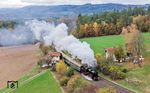 52 7596 passiert mit einem Pendelzug von Neuenmarkt-Wirsberg nach Marktschorgast die ehemalige Blockstelle Streitmühle auf der 'Schiefen Ebene'. (02.11.2024) <i>Foto: Joachim Schmidt</i>