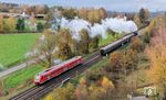 612 597 rollt bei Marktschorgast die 'Schiefe Ebene' hinab, während 52 7596 sich auf den letzten Metern der Steigung befindet. (02.11.2024) <i>Foto: Joachim Schmidt</i>