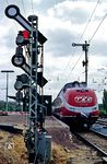 601 019 passiert das Ausfahrsignal P2 des alten Köln-Kalker Personenbahnhofs, der Mitte der 1990er Jahre geschlossen und vollständig abgerissen wurde. (28.04.1990) <i>Foto: Joachim Bügel</i>