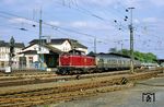 213 335 wartet mit E 7172 im Bahnhof Remagen auf die Abfahrt ins Ahrtal. (28.04.1990) <i>Foto: Wolfgang Bügel</i>