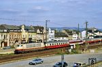 103 152 fährt mit IC 514 "Heinrich der Löwe" (München - Stuttgart - Köln - Hannover - Braunschweig) durch den Bahnhof Remagen an der schönen Häuserzeile der Drususstraße vorbei. (28.04.1990) <i>Foto: Wolfgang Bügel</i>