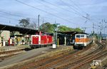 Während 213 336 mit N 7167 aus dem Ahrtal im Bahnhof Remagen eingetroffen ist, wartet 111 165 mit E 3037 nach Köln im Überholungsgleis auf den Abfahrauftrag. (28.04.1990) <i>Foto: Wolfgang Bügel</i>