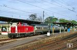 213 336 mit Wendezug N 7167 im Bahnhof Remagen. Zehn Lokomotiven der Baureihe V 100.20 aus der letzten Serie von 1966 erhielten für den Einsatz auf Steilrampen eine hydrodynamische Bremse und ein modifiziertes Getriebe. Ab 1968 wurde sie als Baureihe 213 geführt. (28.04.1990) <i>Foto: Wolfgang Bügel</i>