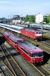 120 152 fährt mit IR 1677 (Kassel - Konstanz) aus dem Bahnhof Gießen und begegnet dem am Bw abgestellten 798 629. (29.04.1990) <i>Foto: Joachim Bügel</i>