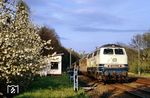 218 154 fährt am Wendezug CB 6441 nach Gummersbach in Dieringhausen ein. Die City-Bahn war eine Zuggattung im Schienenpersonennahverkehr, welche die Deutsche Bundesbahn zum Fahrplanwechsel am 30. September 1984 einführte, um den Nahverkehrszug (N) abzulösen und Nebenstrecken attraktiver zu machen. Hierfür wurden vorhandene n-Wagen modernisiert und ein dichter Taktfahrplan eingeführt. Das diesbezügliche Werbemotto lautete „City-Bahn – Ohne Stau im Stundentakt“. Im Kursbuch wurde sie als 'Qualitätszug des Verdichtungsverkehrs' bezeichnet. (29.04.1990) <i>Foto: Wolfgang Bügel</i>