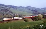 103 185 mit EC 171 "Rätia" (Hamburg-Altona - Hannover - Frankfurt/M - Basel SBB - Chur) bei Werleshausen. Hinter der Lok läuft ein privater Sonderwagen. (30.04.1990) <i>Foto: Wolfgang Bügel</i>