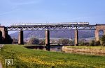 Eine 110 mit E 3070 nach Göttingen auf der Werrabrücke bei Oberrieden. (30.04.1990) <i>Foto: Wolfgang Bügel</i>