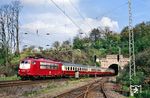 103 180 fährt mit EC 75 "Tiziano" (Hamburg-Altona - Frankfurt/M - Basel SBB - Gotthard - Milano C) aus dem Schürzeberg-Tunnel kommend durch den Bahnhof Oberrieden. (30.04.1990) <i>Foto: Wolfgang Bügel</i>