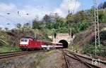 120 111 mit IC 681 "Riemenschneider" (Hamburg-Altona - Würzburg - München) am 173 m langen Schürzeberg-Tunnel am Bahnhof Oberrieden. Die beiden neuromanischen Tunnelportale aus Buntsandstein stehen heute unter Denkmalschutz. (30.04.1990) <i>Foto: Wolfgang Bügel</i>