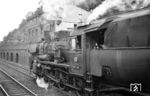 Die P 8 war im Antritt wohl etwas schneller als die Zuglok des E 343 nach Soest. Jacques H. Renaud schoß das Bild auf die Langerfelder Lok in der Ausfahrt aus dem Bahnhof Wuppertal-Elberfeld. (24.07.1958) <i>Foto: Jacques H. Renaud</i>