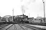 41 328 auf der Drehscheibe in ihrem Heimat-Bw Fulda, das in Höhe des Güterbahnhofs lag. (08.07.1960) <i>Foto: Jacques H. Renaud</i>