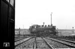 Ein heftiger Regenschauer zwang den Fotografen, sich in den Schuppen zurückzuziehen, als 86 283 auf der Drehscheibe des Bw Fulda erschien. (08.07.1960) <i>Foto: Jacques H. Renaud</i>