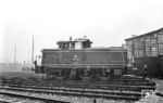 Die moderne Traktion traf am 16.11.1959 in Form der neuen Rangierlok V 60 749 im Bw Fulda ein. Im strömenden Regen fährt sie in den Schuppen ihres Heimat-Bw. Dieser ist übrigens als einziges Relikt des alten Bahnbetriebswerks erhalten geblieben. (08.07.1960) <i>Foto: Jacques H. Renaud</i>