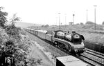 10 002 vom Bw Bebra rollt mit dem D 199 (Frankfurt/M - Leipzig) am Güterbahnhof von Fulda vorbei. Nächster Halt ist um 11.36 Uhr der Bahnhof Fulda.  (08.07.1960) <i>Foto: Jacques H. Renaud</i>