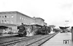 Im Bahnhof Fulda überholt 44 1683 (Bw Bebra) mit einem Güterzug die am Bahnsteig wartende 38 2341 (Bw Fulda) vor dem E 3212 nach Frankfurt/M, der in wenigen Minuten um 13.40 Uhr starten wird. Im Hintergrund entsteht gerade das neue Sp Dr S 59-Stellwerk "Fpf", das 1961 in Betrieb genommen wurde. (08.07.1960) <i>Foto: Jacques H. Renaud</i>