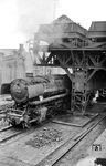 44 476 restauriert unter der Bekohlungsanlage ihres Heimat-Bw Kassel Bahndreieck. (09.07.1960) <i>Foto: Jacques H. Renaud</i>