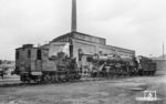 01 195 (Bw Paderborn) mit dem Kasselaner 'Hofhund' 89 7296 im Bw Kassel Bahndreieck. (09.07.1960) <i>Foto: Jacques H. Renaud</i>