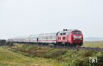 218 406 auf der Rückfahrt von Westerland (Sylt) nach Itzehoe (- Köln) bei Archsum. (07.10.2024) <i>Foto: Joachim Bügel</i>