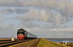 Im Abendlicht zeigte sich sich 218 497 solo vor dem IC 2310 aus Köln. (07.10.2024) <i>Foto: Joachim Bügel</i>