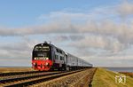 Die schwarze Lackierungseite der 218 497 soll an die Dampflokzeit erinnern. Vor dem IC 2310 auf dem Hindenburgdamm östlich von Morsum wäre dem Fotografen eine echte Dampflok lieber gewesen. (07.10.2024) <i>Foto: Joachim Bügel</i>