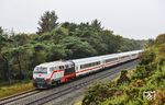 Am nächsten Tag war 218 407 wieder solo vor dem IC 2375 (Westerland/Sylt - Frankfurt/M Hbf) bei Morsum unterwegs. (08.10.2024) <i>Foto: Joachim Bügel</i>