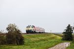 218 330 erreicht mit RE 11014 aus Hamburg-Altona östlich von Morsum die Insel Sylt. (08.10.2024) <i>Foto: Joachim Bügel</i>