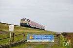 218 330 mit RE 11081 nach Husum am letzten öffentlich zugänglichen Punkt des Hindenburgdamms östlich von Morsum. (08.10.2024) <i>Foto: Joachim Bügel</i>