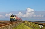 Die Insel Sylt war an diesem Tag das Sonnenparadies, während sich ringsherum die Wolken türmten. 218 330 wird mit RE 11014 aus Hamburg-Altona gleich Deutschlands nördlichste Insel erreichen. (09.10.2024) <i>Foto: Joachim Bügel</i>