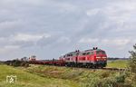 Bei Archsum kommen 218 344 und 218 373 mit AS 1439 nach Niebüll angedieselt. (09.10.2024) <i>Foto: Joachim Bügel</i>