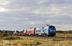 PRESS 218 058 (ex 218 412) und 218 389 verlassen vor AS 1445 nach Niebüll östlich von Morsum soeben die Insel Sylt. (09.10.2024) <i>Foto: Joachim Bügel</i>