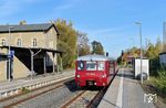 Kreuzungshalt von 972 149 + 772 149 im Bahnhof Beucha. Von den einst umfangreicheren Gleisanlagen des Bahnhofs Beucha (mit vier Stellwerken!) sind nur noch zwei Gleise in Betrieb. Wegen der Umstellung auf elektronische Stellwerkstechnik musste der Zwischenbahnsteig entfernt und durch einen neuen Außenbahnsteig ersetzt werden. Gleichzeitig wurde auch der Hausbahnsteig modernisiert. Beide haben eine Länge von 140 Metern sowie eine Höhe von 55 Zentimetern. (26.10.2024) <i>Foto: Ralf Opalka</i>