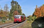 972 749 und 772 149 verlassen den Bahnhof Beucha in Richtung Borsdorf. 1989 erhielt der kurze Abschnitt Borsdorf – Beucha eine elektrische Fahrleitung. Am 30. September 1989 (10 Tage vor dem Mauerfall) wurde dort der elektrische Betrieb aufgenommen. Wegen fehlender Nutzung und weil der Bahnhof Beucha mit Veränderung der Gleislagen grundlegend umgebaut werden sollte, wurde die Oberleitung Mitte 2011 wieder abgebaut. Die Oberleitungsmasten blieben stehen, ein Neubau des Fahrleitung wäre damit weiterhin möglich.   (26.10.2024) <i>Foto: Ralf Opalka</i>