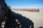 Die Salzwüste im bolivianischen Hochland liegt 3670 m hoch und bietet eine Lokfriedhof erster Güte. Etwa 20 völlig ausgeschlachtete Lokomotiven stehen hier seit Jahren im heißen Wüstenwind.  (05.11.2009) <i>Foto: Johannes Glöckner</i>