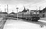 E 10 104 vom Bw Offenburg fährt mit dem D 265 (Basel SBB - Hagen) in Offenburg ein. Die Lok zeigt sich noch im Ablieferungszustand der ersten Exemplare mit hochliegenden Gußschildern und im BR4ymg-Speisewagen raucht der Kohlenherd in der Küche. (04.1957) <i>Foto: Carl Bellingrodt</i>