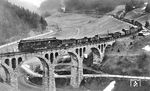 Um 1917 fanden Bremsversuchsfahrten mit der Kunze-Knorr-Bremse auf den Rampenstrecken des Thüringer Waldes statt. Der Fotograf bannte den stattlichen Güterzug mit dem 4-achsigen Revisionswagen der KPEV am Zugschluss auf der 24,5 ‰ Gefällestrecke Neuhaus am Rennweg–Probstzella bei Gerbersdorf auf die Platte. Die Kunze-Knorr-Bremse war die erste selbsttätig wirkende und mehrlösige Druckluftbremse für Güter-, Personen- und Schnellzüge. Mit ihrer Einführung konnte nach dem Ersten Weltkrieg bei Güterzügen das Fahren mit besetzten Handbremsen entfallen. (1917) <i>Foto: RBD Erfurt</i>