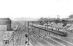 V 200 001 vom Bw Frankfurt-Griesheim fährt mit dem Fernschnellzug F 34 "Gambrinus" am Güterbahnhof Hagen-Vorhalle vorbei. Der "Gambrinus" war der F-Zug mit dem längsten Laufweg von über 1200 km bei ungefähr 14 Stunden Fahrzeit von Hamburg über Köln - Frankfurt/M nach München. (03.03.1957) <i>Foto: Carl Bellingrodt</i>