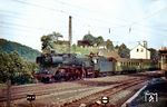 01 064 vom Bw Köln-Deutzerfeld mit dem belgischen Militärzug Dm 80651 (Brüssel Nord) – Köln-Mülheim – Hagen – Altenbeken – Kassel, der jeden zweiten Tag verkehrte. Der Zug hat soeben den Bahnhof Ennepetal-Milspe durchfahren und rollt nun Richtung Hagen talwärts. Da es damals noch keine Sommerzeit gab, entstand das Foto unter schwierigen Lichtverhältnissen, bei denen auch der 18 DIN-Diafilm an seine Grenzen stieß. (29.07.1965) <i>Foto: Helmut Dahlhaus</i>