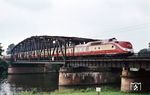 Ein nicht identifizierter 601 ist auf dem Emsbrücke bei Hanekenfähr als Reisebüro-Sonderzug in Richtung Küste unterwegs. (24.06.1972) <i>Foto: Helmut Dahlhaus</i>