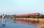 Ein 612 als E 1859 an der Schleibrücke bei Lindaunis (Strecke Flensburg - Kiel), die als kombinierte Straßen-/Eisenbahnbrücke die beiden Halbinseln Schwansen und Angeln verbindet. (27.10.1972) <i>Foto: Helmut Dahlhaus</i>