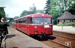 Ein VT 95 mit einem VB 142 fährt als Sonderzug für den Verein deutscher Eisenbahn-Freunde (VdEF) in Solingen-Schaberg ein. Tags zuvor war eine Fotosession unter Leitung von Carl Bellingrodt im Bw Wuppertal-Vohwinkel mit den Vereinsmitgliedern durchgeführt worden (vgl. Bild-Nrn. 57581 - 57598). Links steht übrigens Helmut Röth, der das Bild-Nr. 57989 schoss. (14.06.1964) <i>Foto: Helmut Dahlhaus</i>